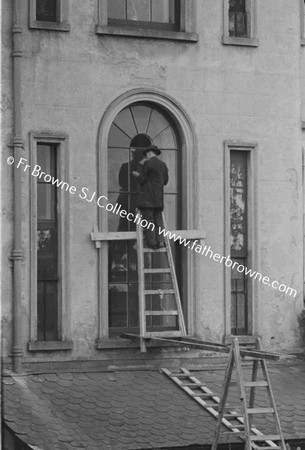 MAN FITTING LEADE GLASS AT RERE OF 35 LEESON STREET